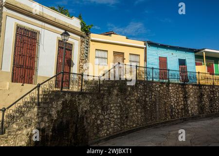 Vecchie case dipinte con colori in Calle Hostos nella città coloniale di Santo Domingo nella Repubblica Dominicana. Un sito patrimonio dell'umanità dell'UNESCO. Questo st Foto Stock