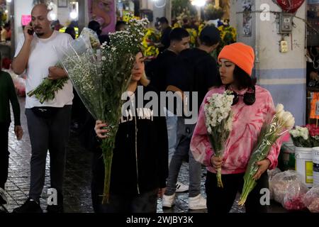 Città del Messico, Messico. 13 febbraio 2024. 13 febbraio 2024, città del Messico, Messico: Due donne tengono composizioni floreali prima della celebrazione di San Valentino. Il 13 febbraio 2024 a città del Messico, Messico (foto di Luis Barron/Eyepix Group/Sipa USA). Crediti: SIPA USA/Alamy Live News Foto Stock