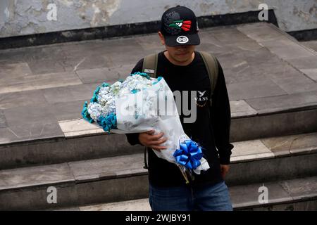 Città del Messico, Messico. 13 febbraio 2024. 13 febbraio 2024, città del Messico, Messico: Un uomo tiene un arrangiamento floreale precedente festa di San Valentino. Il 13 febbraio 2024 a città del Messico, Messico (foto di Luis Barron/Eyepix Group/Sipa USA). Crediti: SIPA USA/Alamy Live News Foto Stock