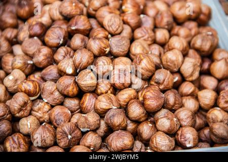 Nocciole secche e tostate da vicino nel negozio di cibo sano del mercato di strada, coltivate biologicamente in campagna Foto Stock