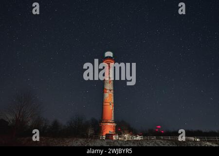 Faro nella penisola di Paldiski sullo sfondo del cielo stellato, foto con luce debole. Foto Stock