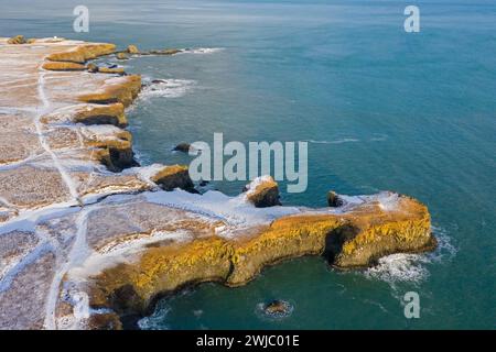 Vista aerea sulla scogliera vulcanica di basalto vicino ad Arnarstapi sul lato meridionale della penisola di Snæfellsnes in inverno, regione occidentale, Islanda Foto Stock