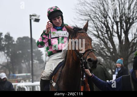 Fontwell, Regno Unito. 14 febbraio 2024, How and Ever, guidato da Gavin Sheehan vince il 4,20 al Fontwell Park. Foto Stock