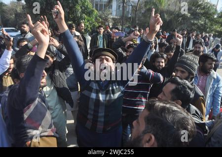 Rawalpindi, Pakistan. 11 febbraio 2024. I sostenitori del partito Pakistan Tehreek-e-Insaf (PTI) cantano slogan durante una protesta fuori da un ufficio elettorale a Rawalpindi l'11 febbraio 2024, tra le affermazioni che i ritardi nei risultati elettorali stanno permettendo ai funzionari di manipolare il conteggio dei voti. La polizia pakistana ha avvertito domenica che avrebbero represso gli incontri illegali dopo che il partito dell'ex primo ministro Imran Khan, imprigionato, ha fatto appello ai sostenitori per protestare contro i presunti trucchi delle elezioni della scorsa settimana. (Foto di Raja Imran Bahadar/Pacific Press/Sipa USA) credito: SIPA USA/Alamy Live News Foto Stock