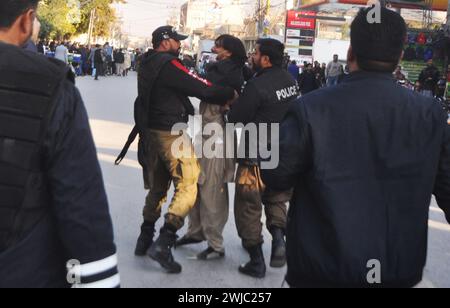 Rawalpindi, Pakistan. 11 febbraio 2024. I sostenitori del partito Pakistan Tehreek-e-Insaf (PTI) cantano slogan durante una protesta fuori da un ufficio elettorale a Rawalpindi l'11 febbraio 2024, tra le affermazioni che i ritardi nei risultati elettorali stanno permettendo ai funzionari di manipolare il conteggio dei voti. La polizia pakistana ha avvertito domenica che avrebbero represso gli incontri illegali dopo che il partito dell'ex primo ministro Imran Khan, imprigionato, ha fatto appello ai sostenitori per protestare contro i presunti trucchi delle elezioni della scorsa settimana. (Foto di Raja Imran Bahadar/Pacific Press/Sipa USA) credito: SIPA USA/Alamy Live News Foto Stock