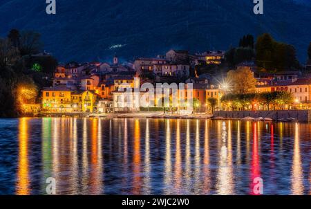 Il bellissimo borgo di Mergozzo, illuminato di sera. Regione Piemonte, Italia settentrionale. Foto Stock