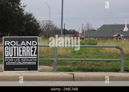 San Antonio, Stati Uniti. 14 febbraio 2024. Un cartello per la campagna del Senato degli Stati Uniti Roland Gutierrez lungo la Medina base Road a San Antonio, Texas, USA, il 14 febbraio 2024. Roland Gutierrez è attualmente un membro del Senato del Texas e il suo distretto comprende Uvalde, Texas. Dopo la sparatoria di massa della scuola elementare Robb, ha introdotto quattro bollette di sicurezza per le armi. (Foto di Carlos Kosienski/Sipa USA) credito: SIPA USA/Alamy Live News Foto Stock