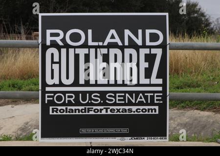 San Antonio, Stati Uniti. 14 febbraio 2024. Un cartello per la campagna del Senato degli Stati Uniti Roland Gutierrez lungo la Medina base Road a San Antonio, Texas, USA, il 14 febbraio 2024. Roland Gutierrez è attualmente un membro del Senato del Texas e il suo distretto comprende Uvalde, Texas. Dopo la sparatoria di massa della scuola elementare Robb, ha introdotto quattro bollette di sicurezza per le armi. (Foto di Carlos Kosienski/Sipa USA) credito: SIPA USA/Alamy Live News Foto Stock