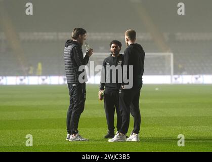 Jay Dasilva (centro) del Coventry City davanti al match per il titolo Sky Bet all'Home Park di Plymouth. Data foto: Mercoledì 14 febbraio 2024. Foto Stock