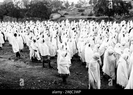 Axum, Ethopia - 1 luglio 1998: La gente guarda la cerimonia dell'arca Santa per le strade di AXUM, Etiopia. L'arca è stata rubata nel tempio di Salomons b Foto Stock