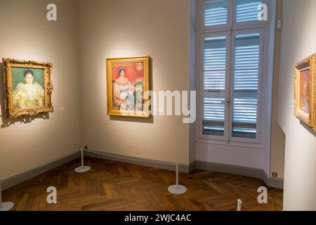 L: Portrait de Madame Pichon. Centro: Ritratto di Madame colonna Romano, entrambi di Pierre Auguste Renoir in mostra nella sua ex casa di Cagnes-Sur-Mer. Francia. L'immagine all'estrema destra è la lettura Coco, vista da un lato. (135) Foto Stock