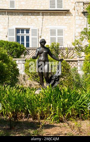 Statua scultorea "Venere Victrix" di Pierre Auguste Renoir e Richard Guino. In mostra nel giardino di Renoir's in casa a Cagnes-Sur-Mer. Francia. (135) Foto Stock