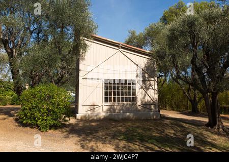 Anno 2019 ricostruzione del suo studio giardino originale nel parco del Musée Renoir nei giardini di Pierre Auguste Renoir in casa a Cagnes-Sur-Mer. Francia. (135) Foto Stock