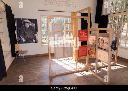 Anno 2019 ricostruzione del suo studio giardino originale nel parco del Musée Renoir nei giardini di Pierre Auguste Renoir in casa a Cagnes-Sur-Mer. Francia. (135) Foto Stock