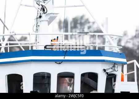 Lindesnes, Norvegia - 4 gennaio 2023: Potenti luci a LED su un peschereccio Foto Stock