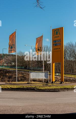 Gothenburg, Svezia - febbraio 27 2022: Pilone giallo Preem con i prezzi correnti della benzina presso un distributore di benzina. Foto Stock