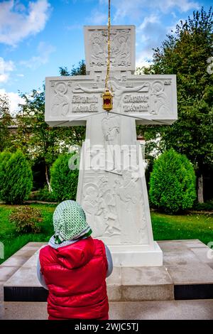 Monastero di Pafnutyevo-Borovsky nella regione di Kaluzhskiy. La Croce di culto: BOROVSK, RUSSIA - SETTEMBRE 2015 Foto Stock