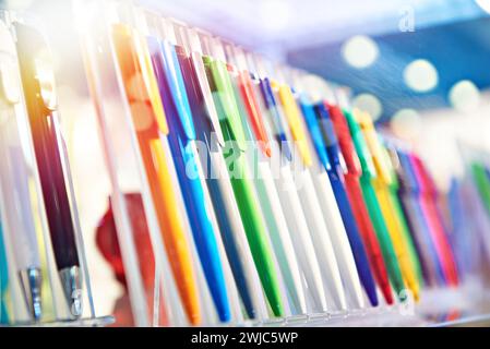 Moderne penne a sfera in plastica colorata all'esposizione del punto vendita Foto Stock