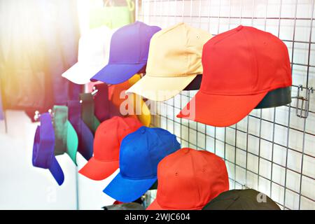 Cappellini da baseball colorati alla moda su un negozio Foto Stock