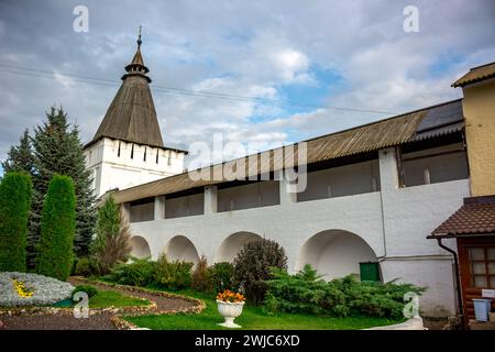 Monastero di Pafnutyevo-Borovsky nella regione di Kaluzhskiy. Mura protettive del monastero: BOROVSK, RUSSIA - SETTEMBRE 2015 Foto Stock