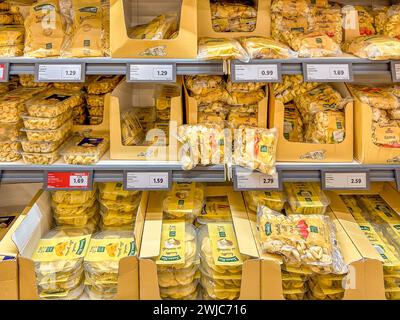 Italia - 06 febbraio 2024: Pasta fresca ripiena di varie tipologie e forme in confezioni esposte sugli scaffali in vendita al supermercato italiano - Tortellin Foto Stock