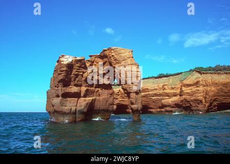 Scogliere di arenaria lungo la costa di Cap aux Meules nelle Isole Magdalen, Isles du Madeleine nel Golfo di San Lorenzo, Quebec, Canada Foto Stock