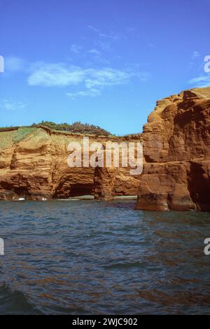 Scogliere di arenaria lungo la costa di Cap aux Meules nelle Isole Magdalen, Isles du Madeleine nel Golfo di San Lorenzo, Quebec, Canada Foto Stock