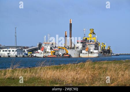 Vertiefung des Rostocker Hafenseekanals ROSTOCK, DEUTSCHLAND - 1. FEBBRAIO: Blick auf den Kanal bei Warnemünde, der derzeit am 1. Febbraio 2024 a Warnemünde vertieft wird. Bis Mitte 2025 wird der Seekanal zum Rostocker Hafen im Bereich des Kanals auf eine Tiefe von 16,6 Metern ausgebaggert. Bis zum Frühjahr 2024 werden rund Fünf Millionen Kubikmeter Material aus dem Grund der Ostsee ausgehoben. Nordöstlich des Seekanals soll die Ausgrabung freigelegt werden. Die Baukosten werden auf rund 100 Millionen Euro geschätzt. *** Approfondimento del porto di Rostock canale marittimo ROSTOCK, GERMANIA 1 FEBBRAIO Vista o Foto Stock