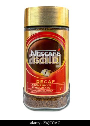 Italia - 06 febbraio 2024: Caffè istantaneo decaffeinato Nescafe oro in vaso di vetro con tappo dorato, isolato su bianco con percorso di ritaglio incluso Foto Stock