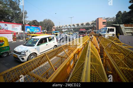 NUOVA DELHI, INDIA - 14 FEBBRAIO: I funzionari della polizia di Delhi hanno messo barricate insieme ai container sopra ITO in vista della marcia di protesta di Delhi Chalo degli agricoltori nel punjab il 14 febbraio 2024 a nuova Delhi, India. Sono stati effettuati massicci dispiegamenti di polizia e personale paramilitare, oltre alla barricata multilivello, per sigillare i confini della capitale nazionale a Singhu, Tikri e Ghazipur, per impedire agli agricoltori che protestano di entrare in città durante la marcia prevista per il "Delhi Chalo" di martedì. La polizia di Delhi ha anche imposto la sezione 144 del codice di procedura penale in tutta la città fino al 12 marzo Foto Stock