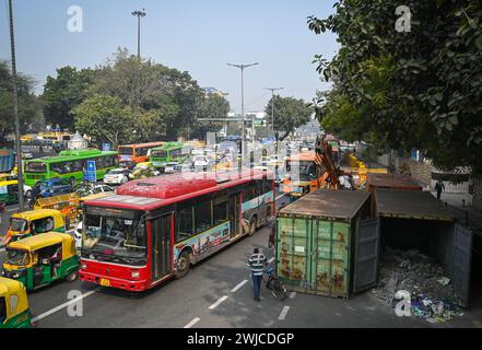 NUOVA DELHI, INDIA - 14 FEBBRAIO: I funzionari della polizia di Delhi hanno messo barricate insieme ai container sopra ITO in vista della marcia di protesta di Delhi Chalo degli agricoltori nel punjab il 14 febbraio 2024 a nuova Delhi, India. Sono stati effettuati massicci dispiegamenti di polizia e personale paramilitare, oltre alla barricata multilivello, per sigillare i confini della capitale nazionale a Singhu, Tikri e Ghazipur, per impedire agli agricoltori che protestano di entrare in città durante la marcia prevista per il "Delhi Chalo" di martedì. La polizia di Delhi ha anche imposto la sezione 144 del codice di procedura penale in tutta la città fino al 12 marzo Foto Stock