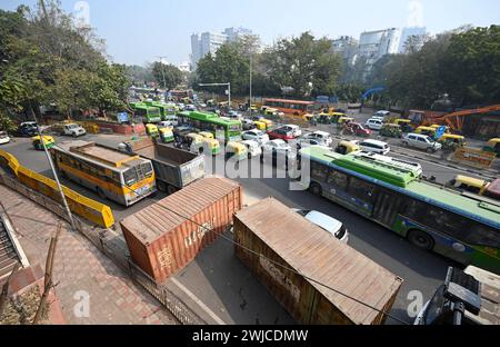 NUOVA DELHI, INDIA - 14 FEBBRAIO: I funzionari della polizia di Delhi hanno messo barricate insieme ai container sopra ITO in vista della marcia di protesta di Delhi Chalo degli agricoltori nel punjab il 14 febbraio 2024 a nuova Delhi, India. Sono stati effettuati massicci dispiegamenti di polizia e personale paramilitare, oltre alla barricata multilivello, per sigillare i confini della capitale nazionale a Singhu, Tikri e Ghazipur, per impedire agli agricoltori che protestano di entrare in città durante la marcia prevista per il "Delhi Chalo" di martedì. La polizia di Delhi ha anche imposto la sezione 144 del codice di procedura penale in tutta la città fino al 12 marzo Foto Stock