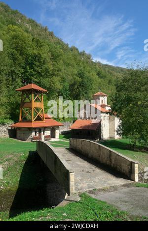 chiesa dei Santi Arcangeli Michele e Gabriele della Klisura o Monastero di Dobraca nella Gola di Moravica, Arilje, Serbia Foto Stock