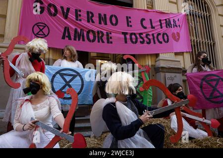 Torino, Italia. 14 febbraio 2024. Il giorno di San Valentino, gli attivisti della ribellione dell'estinzione protestano contro il finanziamento del governo italiano per l'estrazione di nuovi fossili in Africa e Medio Oriente. Crediti: M.Bariona/Alamy Live News Foto Stock