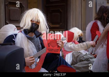 Torino, Italia. 14 febbraio 2024. Il giorno di San Valentino, gli attivisti della ribellione dell'estinzione protestano contro il finanziamento del governo italiano per l'estrazione di nuovi fossili in Africa e Medio Oriente. Crediti: M.Bariona/Alamy Live News Foto Stock