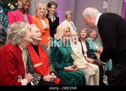 Gyles Brandreth parla alla regina Camilla mentre posa per una foto con Floella Benjamin, Twiggy Lawson, Harriet Walter, Maureen Lipman (da sinistra a destra in prima fila) Virginia McKenna, Sian Phillips, Vanessa Redgrave, Penelope Keith e Patricia Routledge in occasione di una celebrazione di Shakespeare alla Grosvenor House, nel centro di Londra, a 400 anni dal primo libro di Shakespeare. Data foto: Mercoledì 14 febbraio 2024. Foto Stock