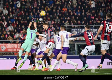 Foto massimo Paolone/LaPresse 14 febbraio 2024 - Bologna, Italia - sport, calcio - Bologna vs Fiorentina - Campionato italiano di calcio serie A TIM 2023/2024 - Stadio Renato dall'Ara. Nella foto: Pietro Terracciano (ACF Fiorentina) in azione contrastato da Stefan Posch (Bologna FC) 14 febbraio 2024 Bologna, Italia - sport, calcio - Bologna vs Fiorentina - Campionato Italiano di calcio di serie A 2023/2024 - Stadio Renato Dall'Ara. Nella foto: Pietro Terracciano (ACF Fiorentina) compete per il pallone con Stefan Posch (Bologna FC) Foto Stock