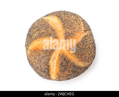 Delizioso rotolo kaiser con semi di papavero su sfondo bianco Foto Stock