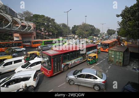 NUOVA DELHI, INDIA - 14 FEBBRAIO: I funzionari della polizia di Delhi hanno messo barricate insieme ai container sopra ITO in vista della marcia di protesta di Delhi Chalo degli agricoltori nel punjab il 14 febbraio 2024 a nuova Delhi, India. Sono stati effettuati massicci dispiegamenti di polizia e personale paramilitare, oltre alla barricata multilivello, per sigillare i confini della capitale nazionale a Singhu, Tikri e Ghazipur, per impedire agli agricoltori che protestano di entrare in città durante la marcia prevista per il "Delhi Chalo" di martedì. La polizia di Delhi ha anche imposto la sezione 144 del codice di procedura penale in tutta la città fino al 12 marzo Foto Stock