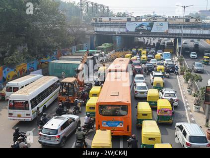 NUOVA DELHI, INDIA - 14 FEBBRAIO: I funzionari della polizia di Delhi hanno messo barricate insieme ai container sopra ITO in vista della marcia di protesta di Delhi Chalo degli agricoltori nel punjab il 14 febbraio 2024 a nuova Delhi, India. Sono stati effettuati massicci dispiegamenti di polizia e personale paramilitare, oltre alla barricata multilivello, per sigillare i confini della capitale nazionale a Singhu, Tikri e Ghazipur, per impedire agli agricoltori che protestano di entrare in città durante la marcia prevista per il "Delhi Chalo" di martedì. La polizia di Delhi ha anche imposto la sezione 144 del codice di procedura penale in tutta la città fino al 12 marzo Foto Stock