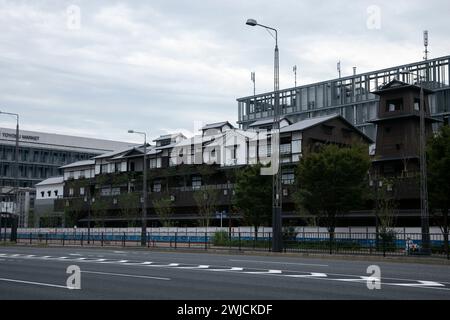 Tokyo, Giappone; 1 ottobre 2023: Edificio in legno vicino al mercato del pesce di Toyosu a Tokyo. Foto Stock