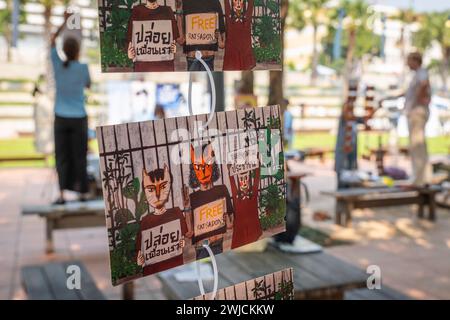 Bangkok, Thailandia. 14 febbraio 2024. Vista di cartoline con persone ancora detenute in prigione per diversi impiccagioni politici durante il Festival dell'Amnestia per San Valentino, nella Piazza pubblica. 23 persone appartenenti alle organizzazioni di amnistia, insieme a centinaia di attivisti, volontari e persone comuni, si sono riunite per chiedere la fine del processo contro le persone per l'espressione politica, per ripristinare i loro diritti e la loro libertà e per liberare dalle carceri persone con differenze politiche. (Foto di Nathalie Jamois/SOPA Images/Sipa USA) credito: SIPA USA/Alamy Live News Foto Stock