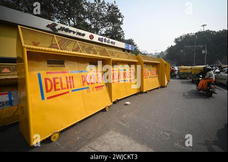 NUOVA DELHI, INDIA - 14 FEBBRAIO: I funzionari della polizia di Delhi hanno messo barricate insieme ai container sopra ITO in vista della marcia di protesta di Delhi Chalo degli agricoltori nel punjab il 14 febbraio 2024 a nuova Delhi, India. Sono stati effettuati massicci dispiegamenti di polizia e personale paramilitare, oltre alla barricata multilivello, per sigillare i confini della capitale nazionale a Singhu, Tikri e Ghazipur, per impedire agli agricoltori che protestano di entrare in città durante la marcia prevista per il "Delhi Chalo" di martedì. La polizia di Delhi ha anche imposto la sezione 144 del codice di procedura penale in tutta la città fino al 12 marzo Foto Stock