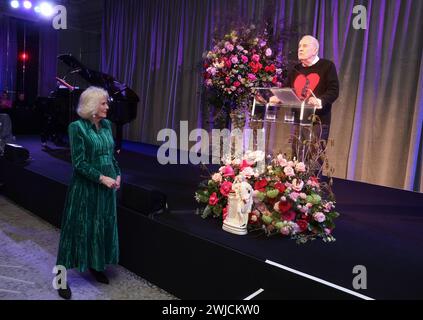 La regina Camilla ascolta un discorso tenuto da Gyles Brandreth in occasione di una celebrazione di Shakespeare alla Grosvenor House, nel centro di Londra, che segna 400 anni dalla prima pagina di Shakespeare. Data foto: Mercoledì 14 febbraio 2024. Foto Stock