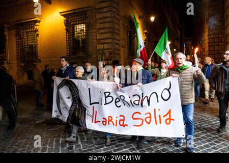 Roma, RM, Italia. 14 febbraio 2024. Ilaria Salis, cittadina italiana e militante antifascista, è detenuta in Ungheria dal febbraio 2023. Gli attivisti ANPI (Associazione Nazionale dei partigiani Italiani) guidano la marcia. "Liberiamo Ilaria Salis" è scritto sullo striscione. (Credit Image: © Marco di Gianvito/ZUMA Press Wire) SOLO PER USO EDITORIALE! Non per USO commerciale! Foto Stock