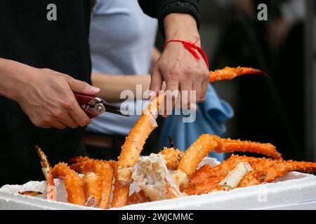 Zampe di granchio presso una bancarella di cibo al mercato esterno di Tsukiji nella città di Tokyo, in Giappone. Foto Stock