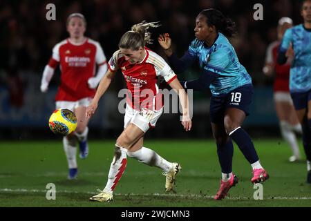 Dartford, Regno Unito. 14 febbraio 2024. Dartford, Kent, 14 febbraio 2024: Cloe Lacasse (24 Arsenal) affronta Danielle Carter (18 London City Lionesses) durante la partita di calcio della Continental Tyres League Cup tra London City Lionesses e Arsenal al Princes Park di Dartford, Inghilterra. (James Whitehead/SPP) credito: SPP Sport Press Photo. /Alamy Live News Foto Stock