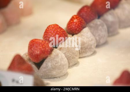 Strawberry mochis in una bancarella di cibo al mercato esterno di Tsukiji nella città di Tokyo in Giappone. Foto Stock