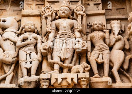 Geschnitzte Statuen im Jagdish-Tempel, Udaipur, Rajasthan, Indien Foto Stock