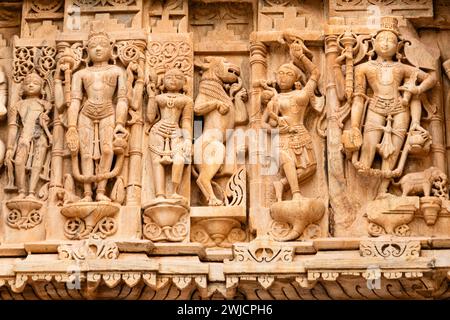 Geschnitzte Statuen im Jagdish-Tempel, Udaipur, Rajasthan, Indien Foto Stock